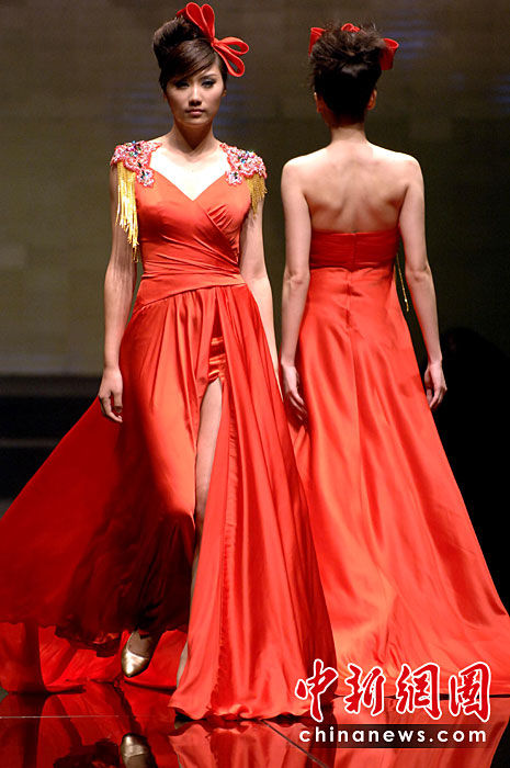 台湾著名设计师蔡美月上演最新婚纱秀(图)_服