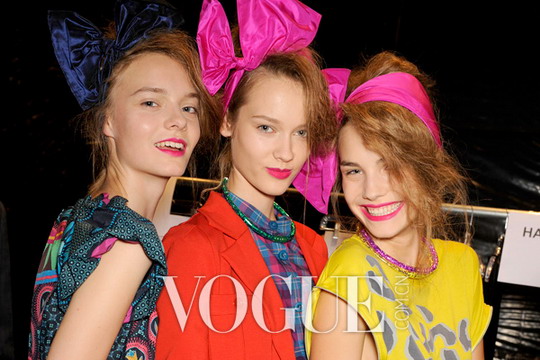 春天最IN的亮粉色口红_服饰