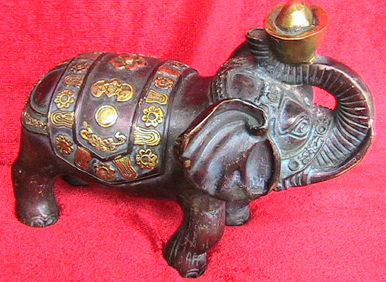 元宝吉祥物寓意象征摆放