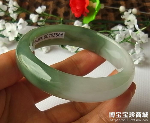 翡翠市场鱼龙混杂 鉴别真假先从颜色入手_瓷玉