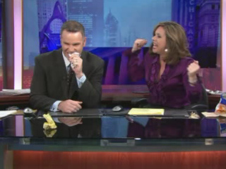 美电视台主播错过炸桥直播后拍桌吃纸泄愤_连