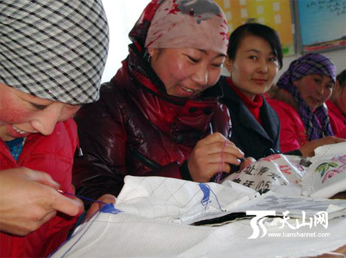 富蕴县吐尔洪乡刺绣培训促农牧民绣娘增收