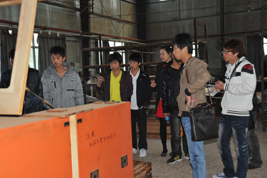 福建龙岩学院连天红班学生回访石马总部_企业