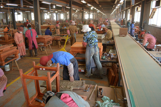 连天红磨光车间 埋头忙干赶生产_企业动态