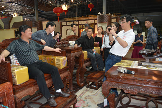 省委党校副处级干部培训班一行慕名参观连天红