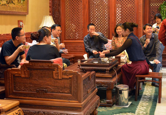 省委党校副处级干部培训班一行慕名参观连天红