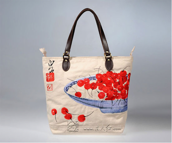 刺绣包共有10多款,均以米色帆布为主要材质,并绣上吉祥图案或著名国画