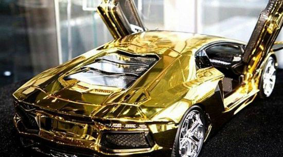 迪拜"土豪"花4570万购买纯金兰博基尼车模